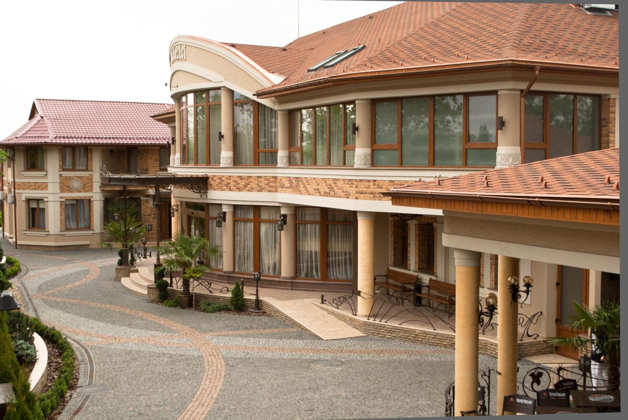 Charda Hotel Uzhhorod Ngoại thất bức ảnh